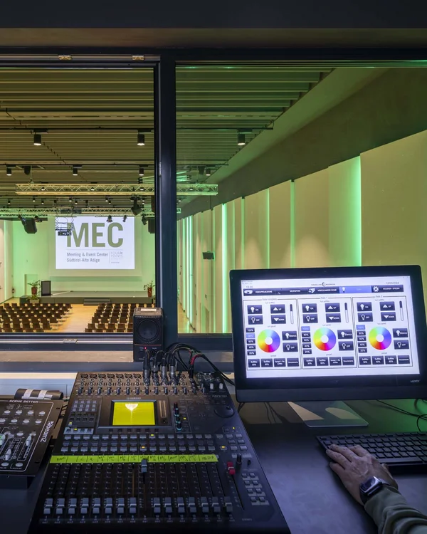Sala controllo audio e luci per evento con schermi e mixer al Meeting & Event Center MEC