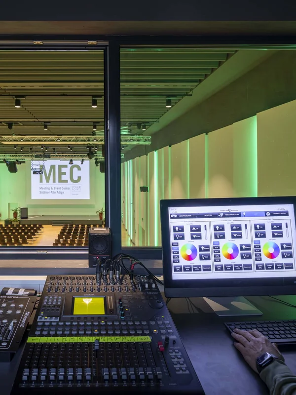 Audio- und Lichtregieraum mit Bildschirmen und Mischpult im Meeting & Event Center MEC