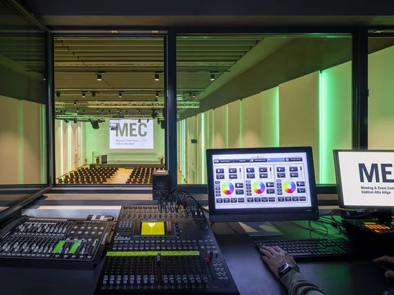 Sala controllo audio e luci per evento con schermi e mixer al Meeting & Event Center MEC